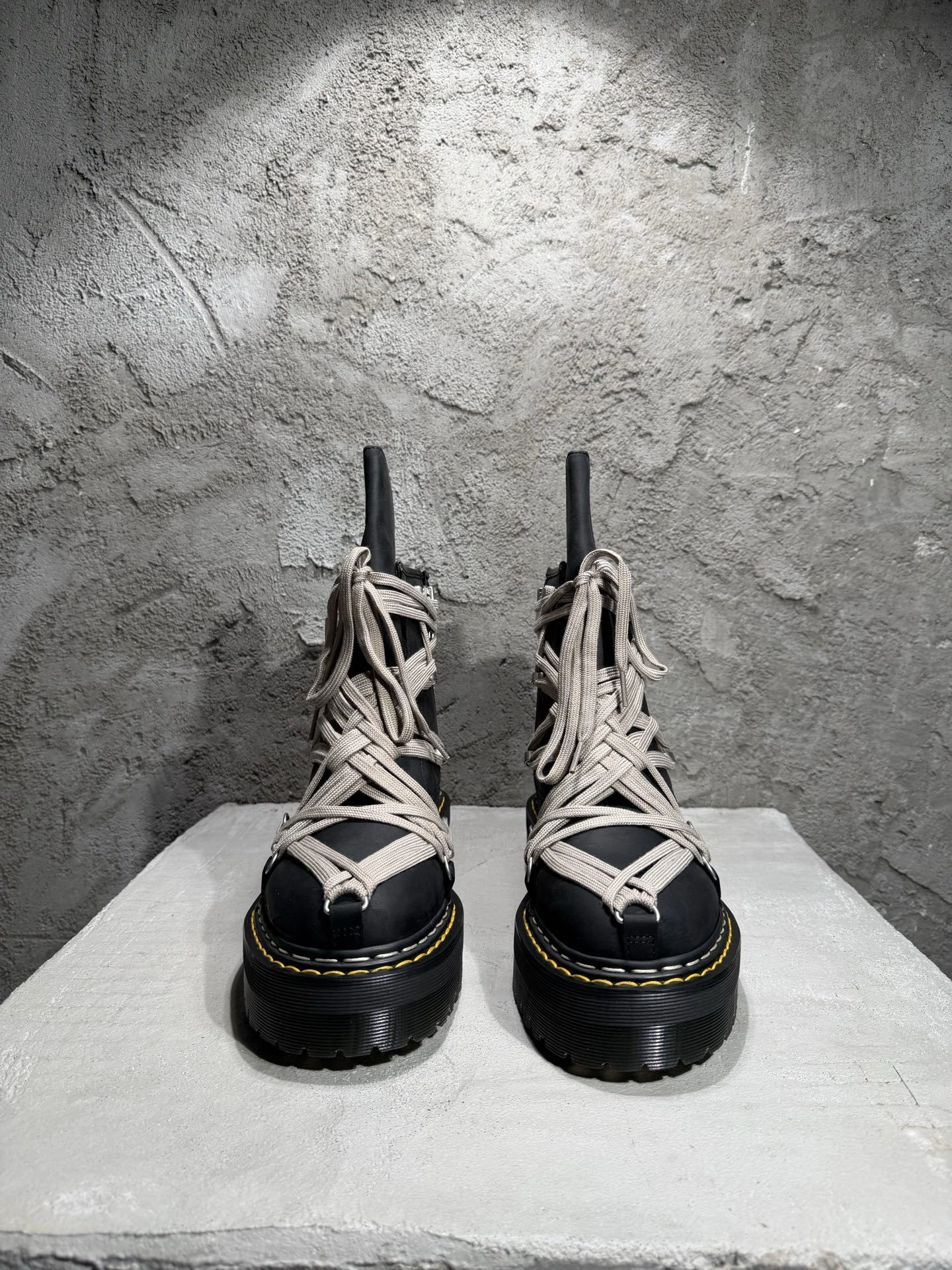 OOBB-- Ow59s DM02E68128001-09  DW02E68128001-09 Ow59s x Dr.Martin Calfskin cowhide item:F-X409B0220B
